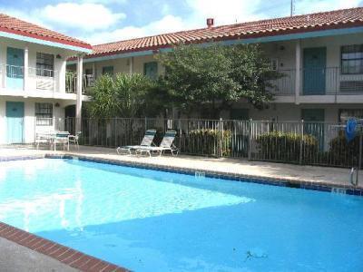 Super 8 By Wyndham Austin South I-35 Exterior foto